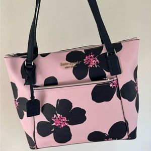 NWT Kate Spade Grand Flora Cameron Pocket Tote!🌸
